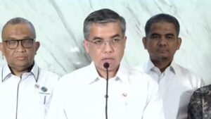 Menaker Yassierli menjelaskan poin penting UU Ketenagakerjaan yang baru disahkan, menegaskan perlindungan hak pekerja dan transparansi dalam ketenagakerjaan. (FOTO:CNN).